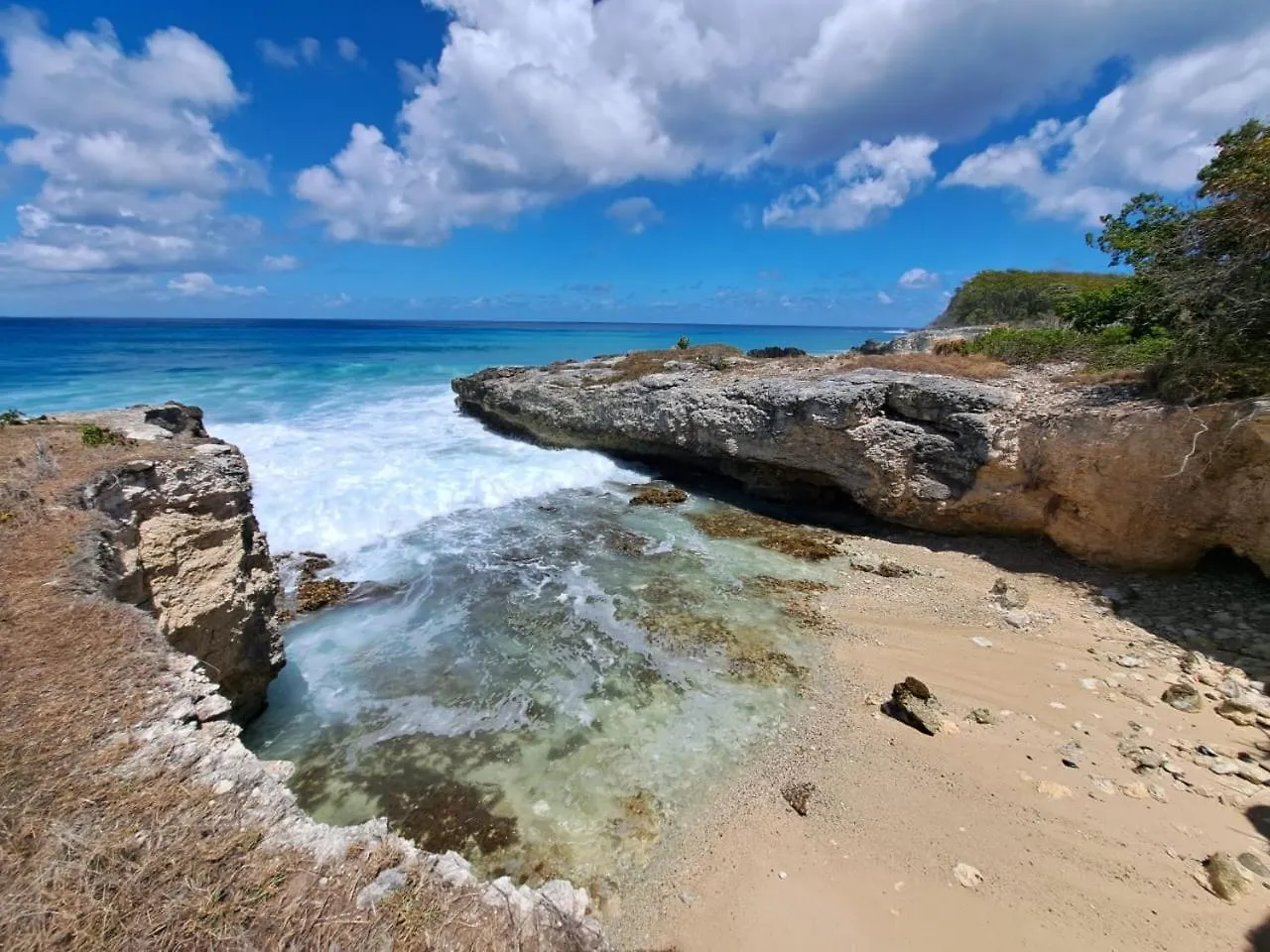 Grand Studio Vue Mer, Acces Plage, Le Gosier